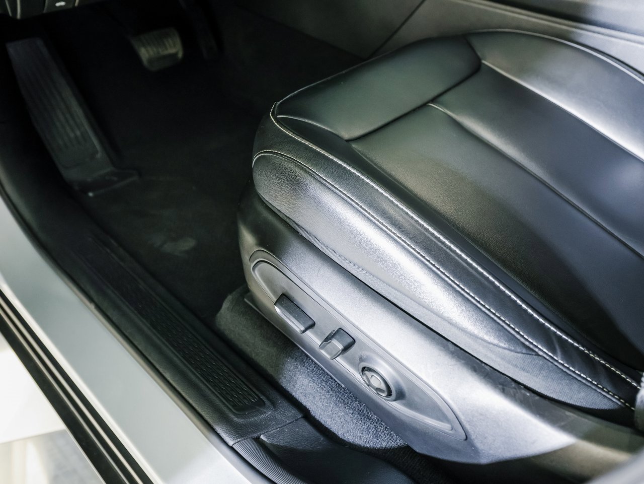 Used 2024 Jeep Grand Cherokee Limited w/ Black Appearance Package image 14