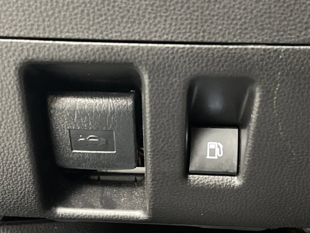 Used 2025 Toyota Highlander XLE FWD image 60
