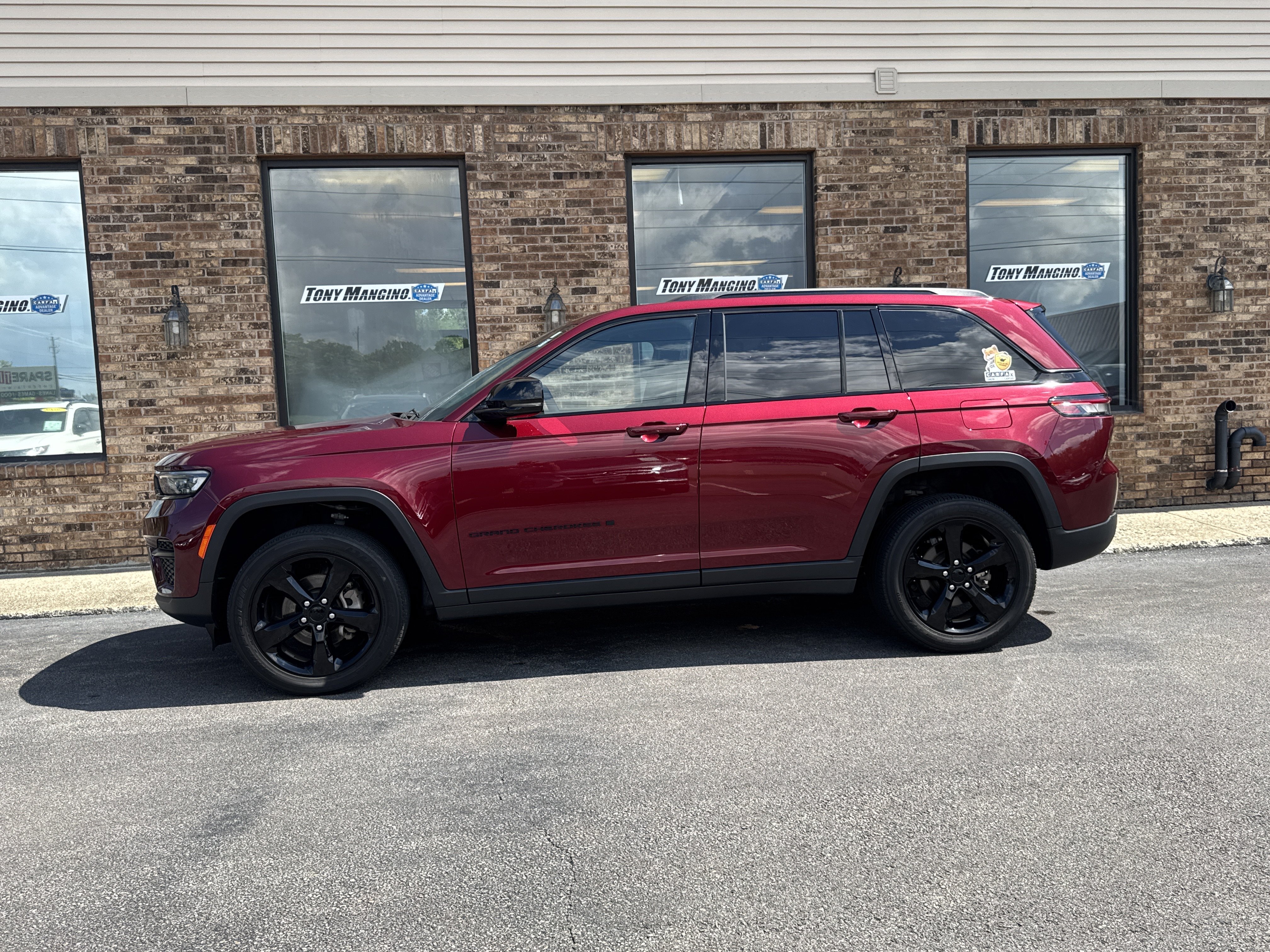 Used 2023 Jeep Grand Cherokee Altitude AWD/4WD image 2