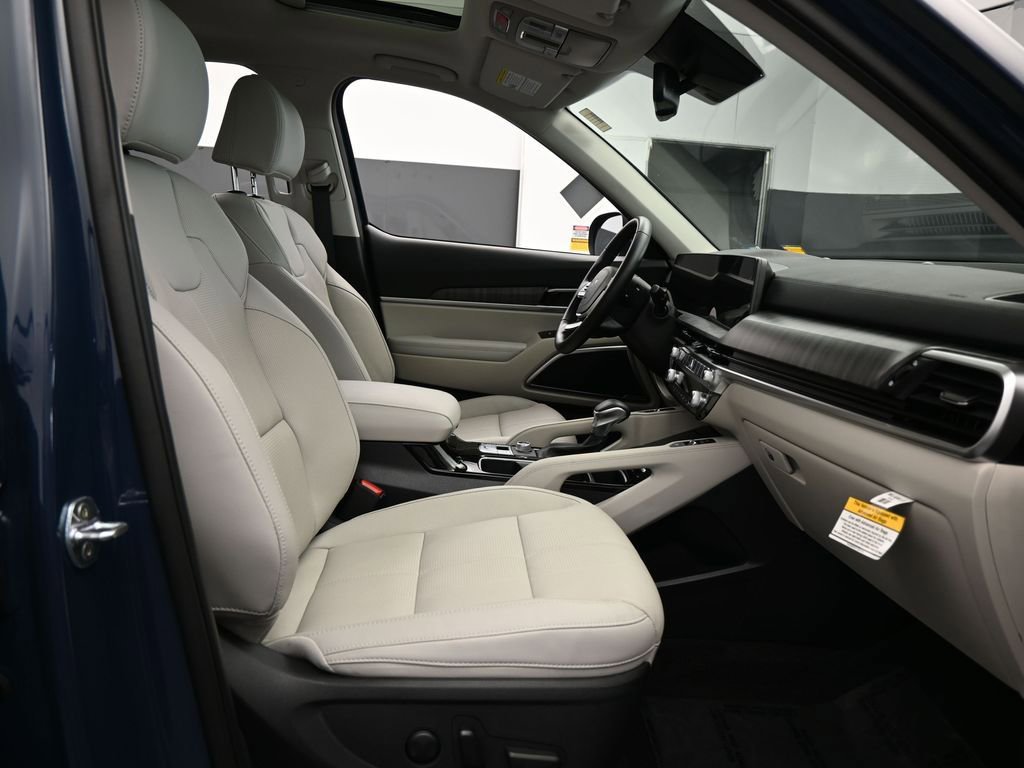 Used 2025 Kia Telluride EX w/ EX Captain's Chair Package image 49