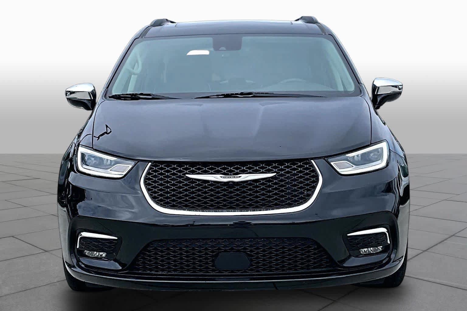Used 2023 Chrysler Pacifica Limited FWD image 4