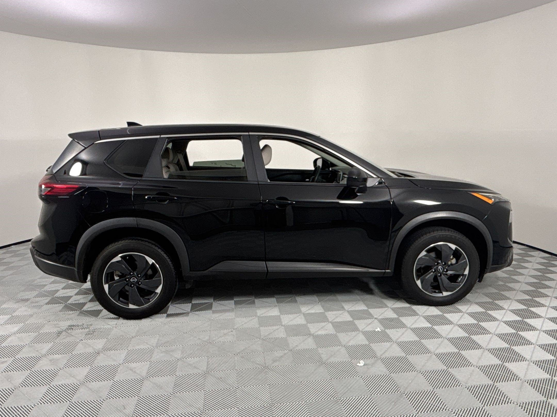 Used 2024 Nissan Rogue SV FWD image 8