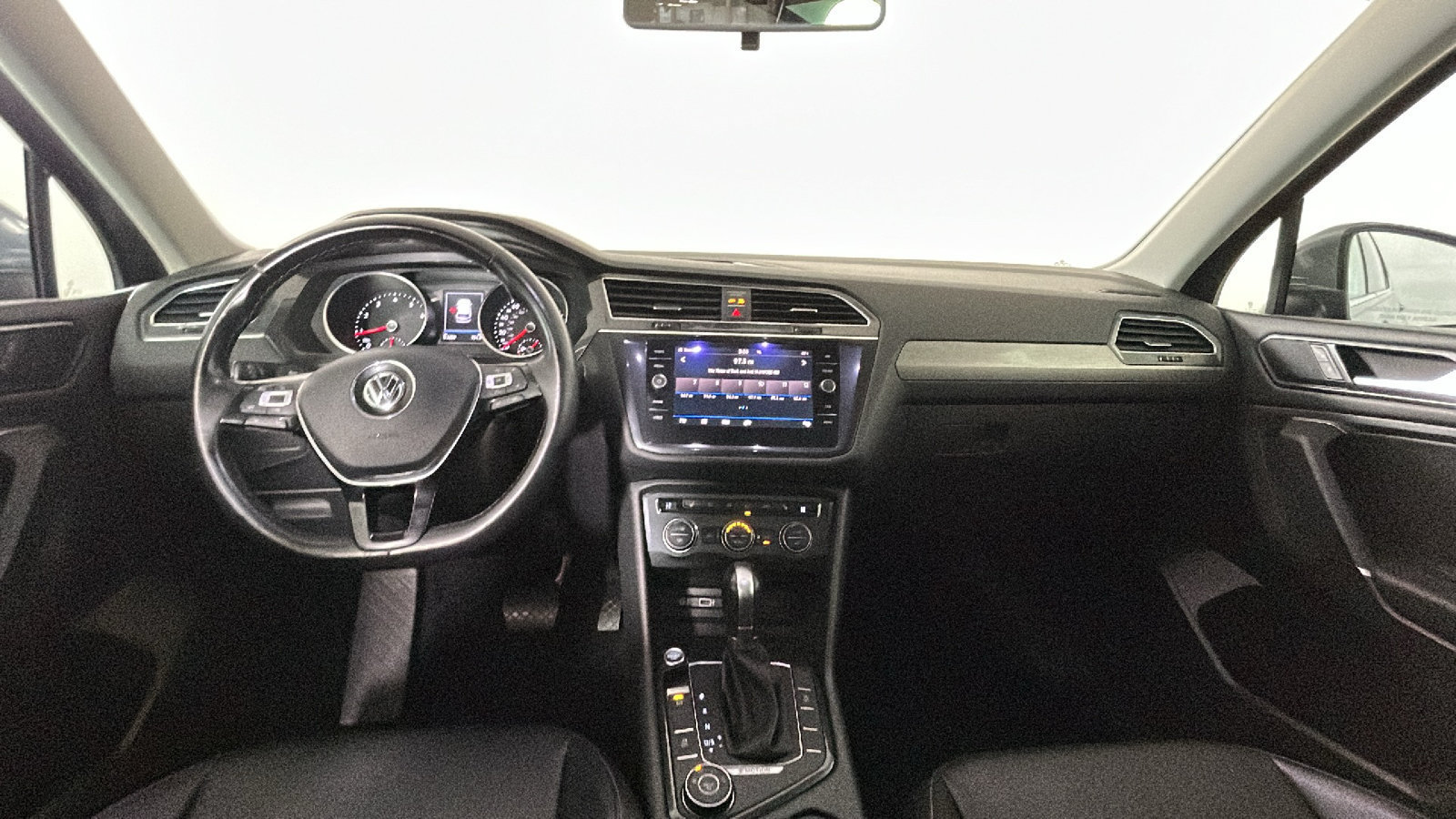 Used 2018 Volkswagen Tiguan SE w/ Panoramic Sunroof Package AWD/4WD image 32
