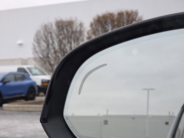 Used 2025 Volvo XC40 B5 Plus image 15