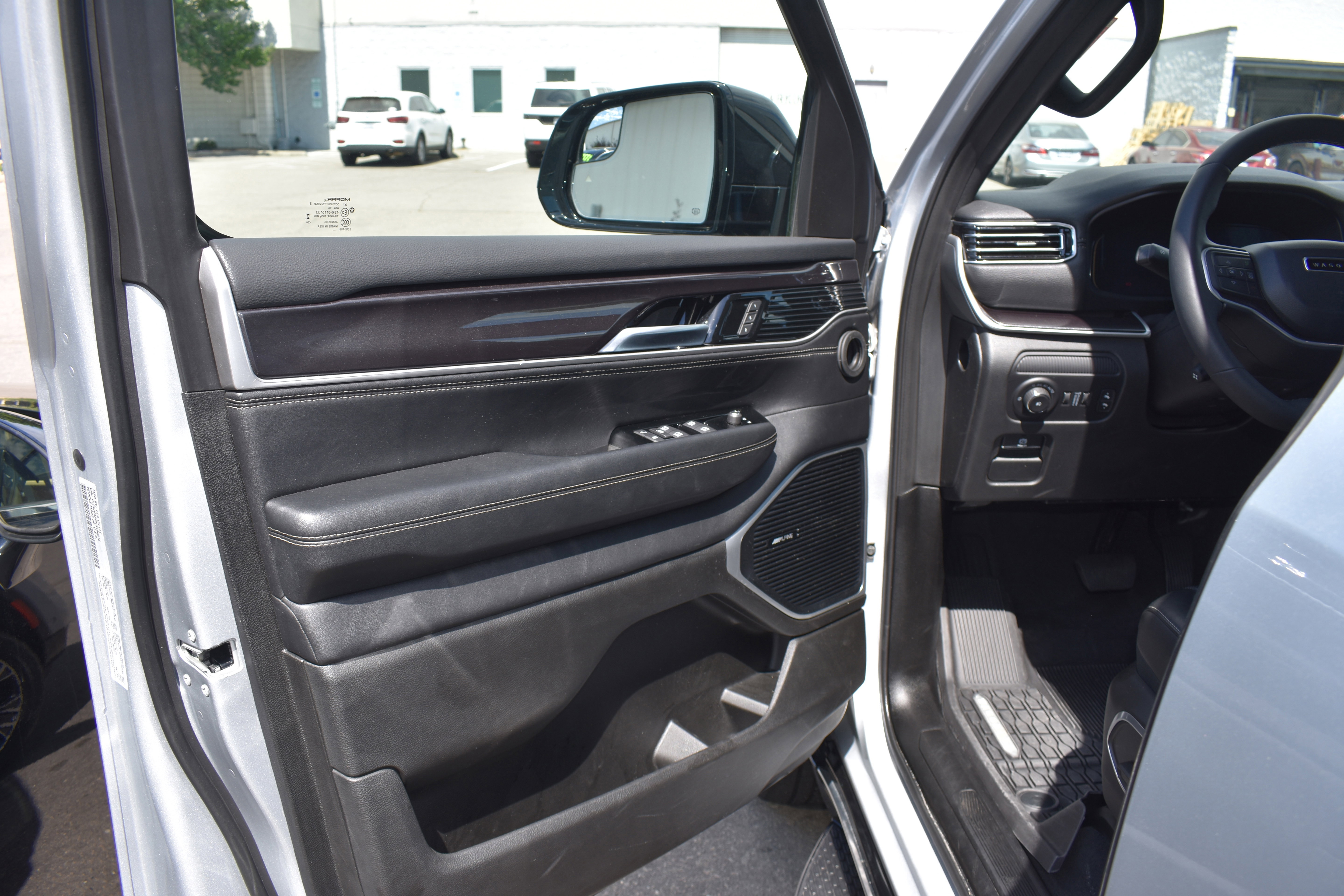 Used 2024 Jeep Wagoneer 4WD w/ Premium Group I image 13