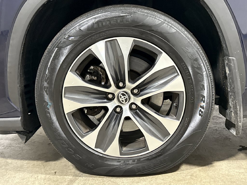 Used 2020 Toyota Highlander XLE AWD/4WD image 28