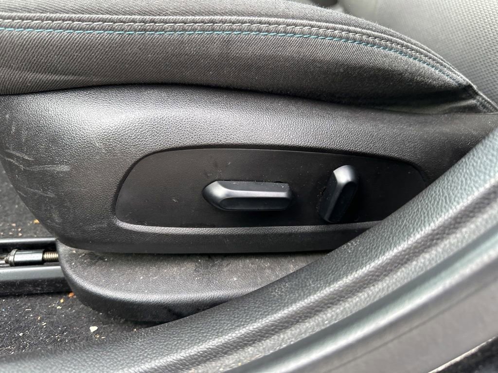 Used 2018 Chevrolet Cruze LT w/ Convenience Package image 16