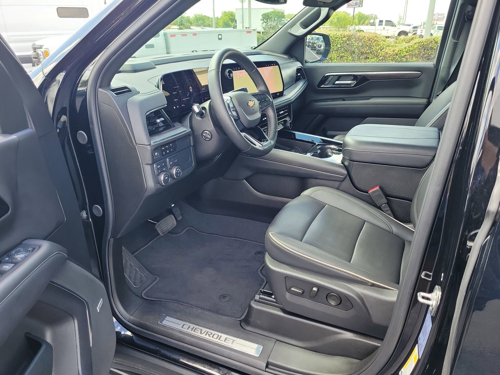 Used 2025 Chevrolet Suburban Premier AWD/4WD image 17