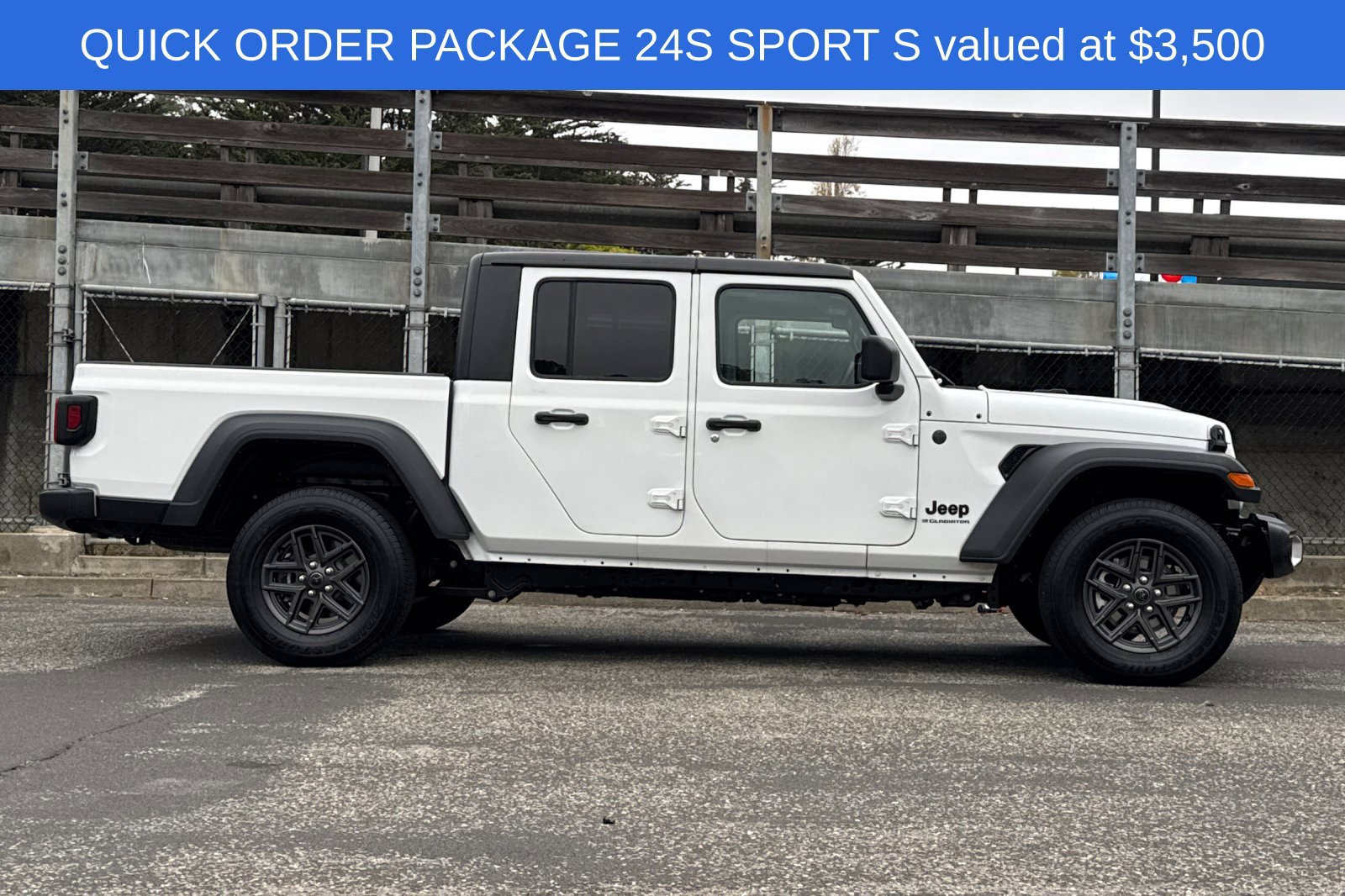Used 2025 Jeep Gladiator Sport AWD/4WD image 3