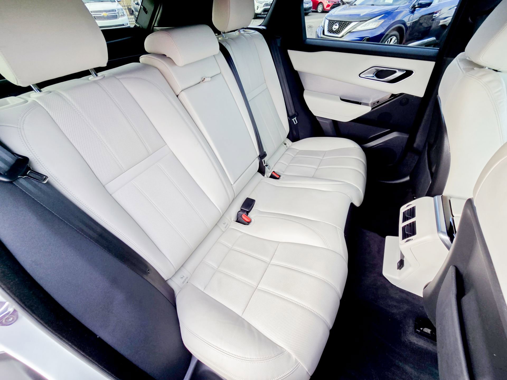 Used 2023 Land Rover Range Rover Velar R-Dynamic S image 32