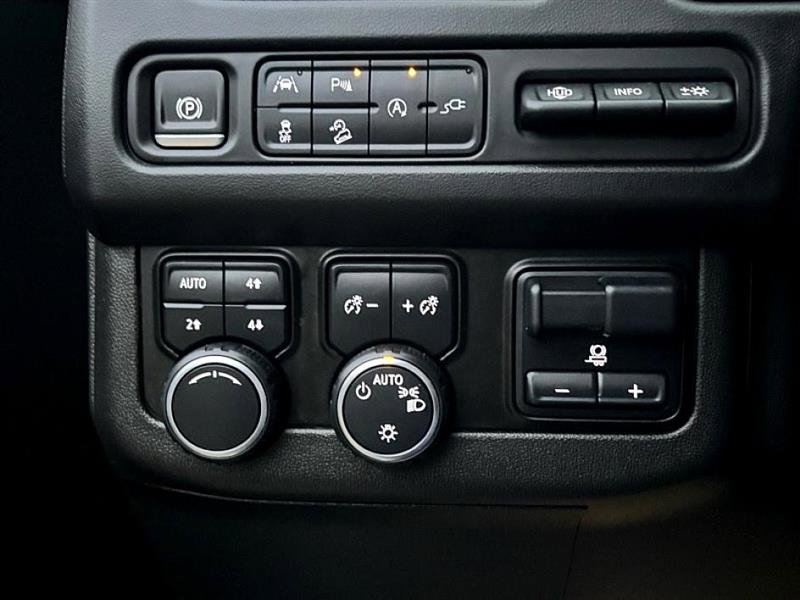 Used 2021 Chevrolet Suburban High Country w/ Premium Package image 13