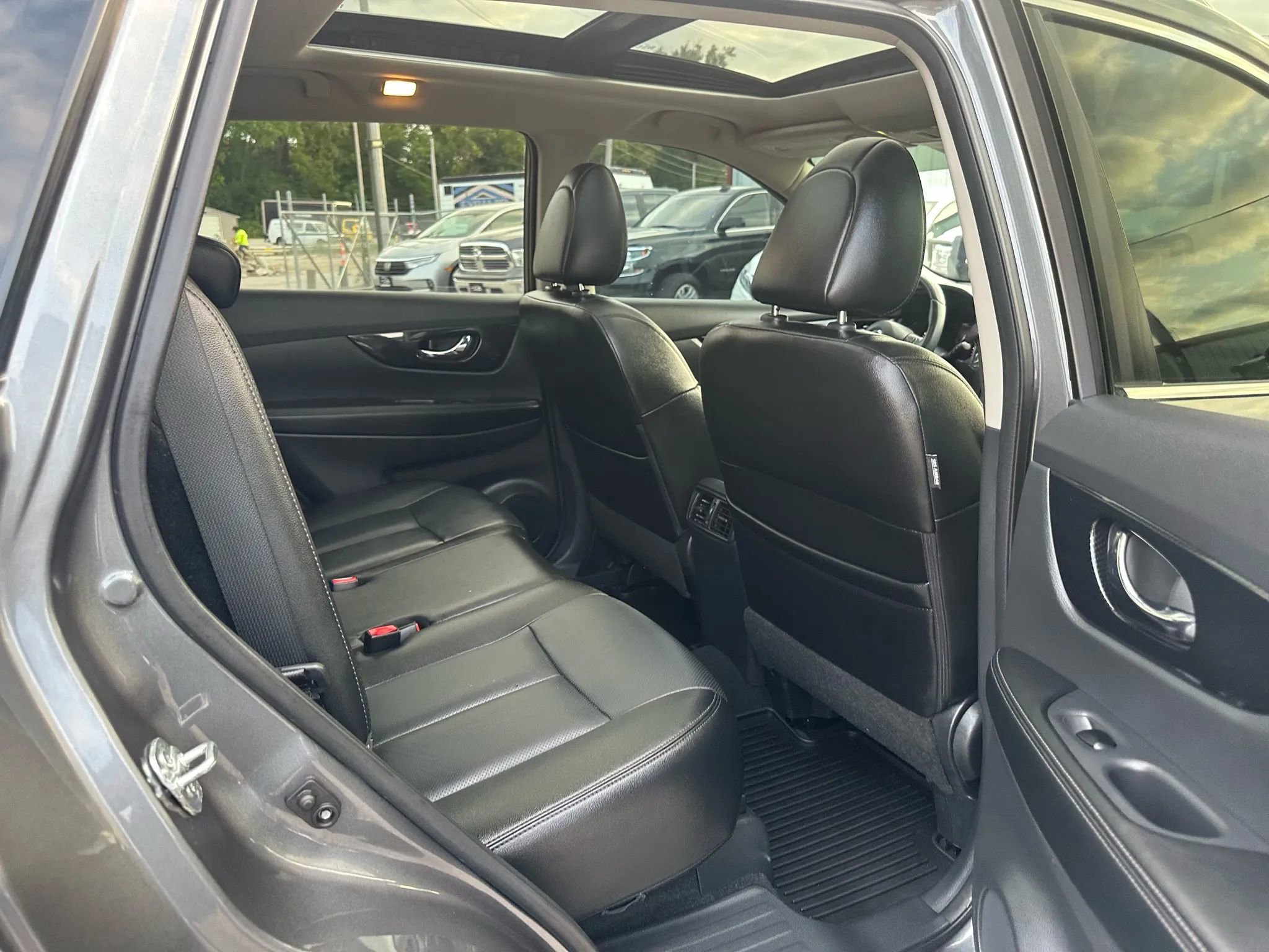 Used 2018 Nissan Rogue SL w/ Premium Package image 14