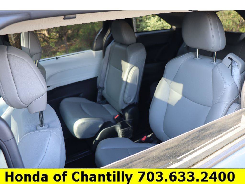 Used 2025 Toyota Sienna XLE AWD/4WD image 26