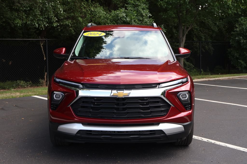 Used 2024 Chevrolet TrailBlazer LT w/ LT Cold Weather Package FWD image 2