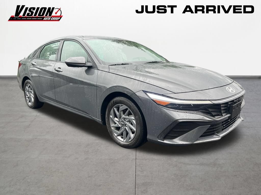 Used 2024 Hyundai Elantra SEL FWD image 2