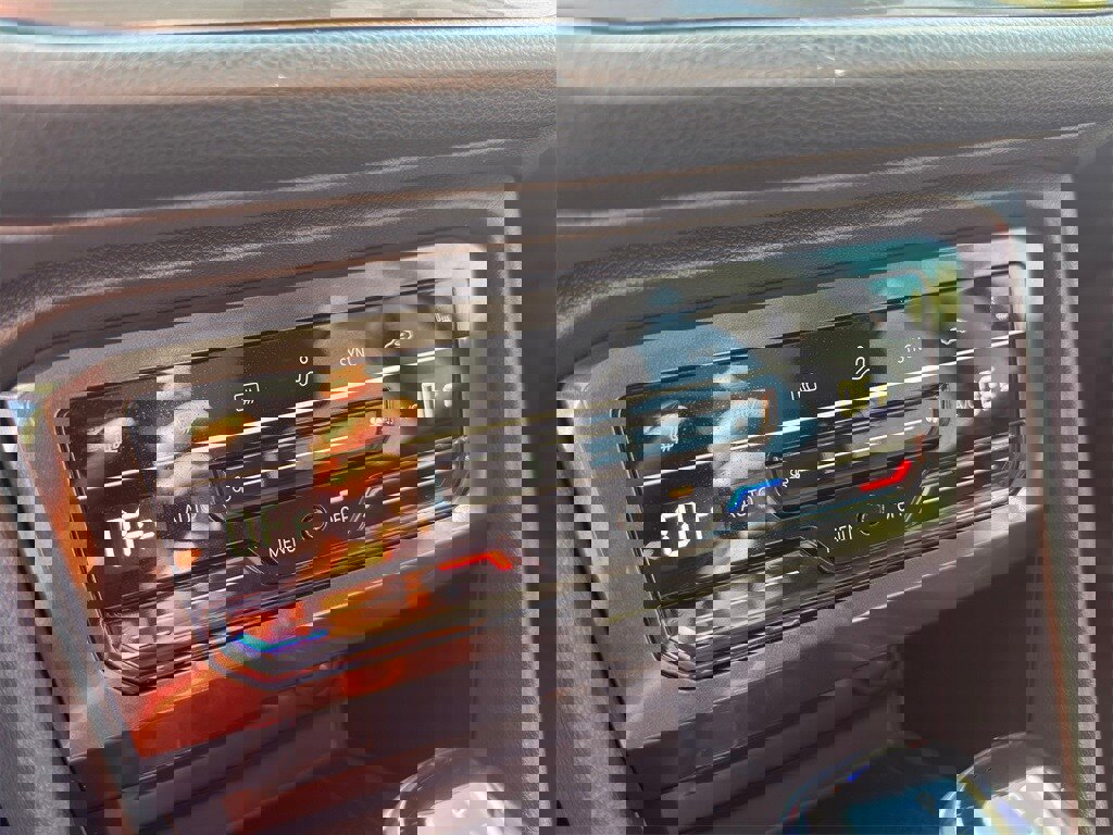 New 2024 Volkswagen Tiguan SE image 19