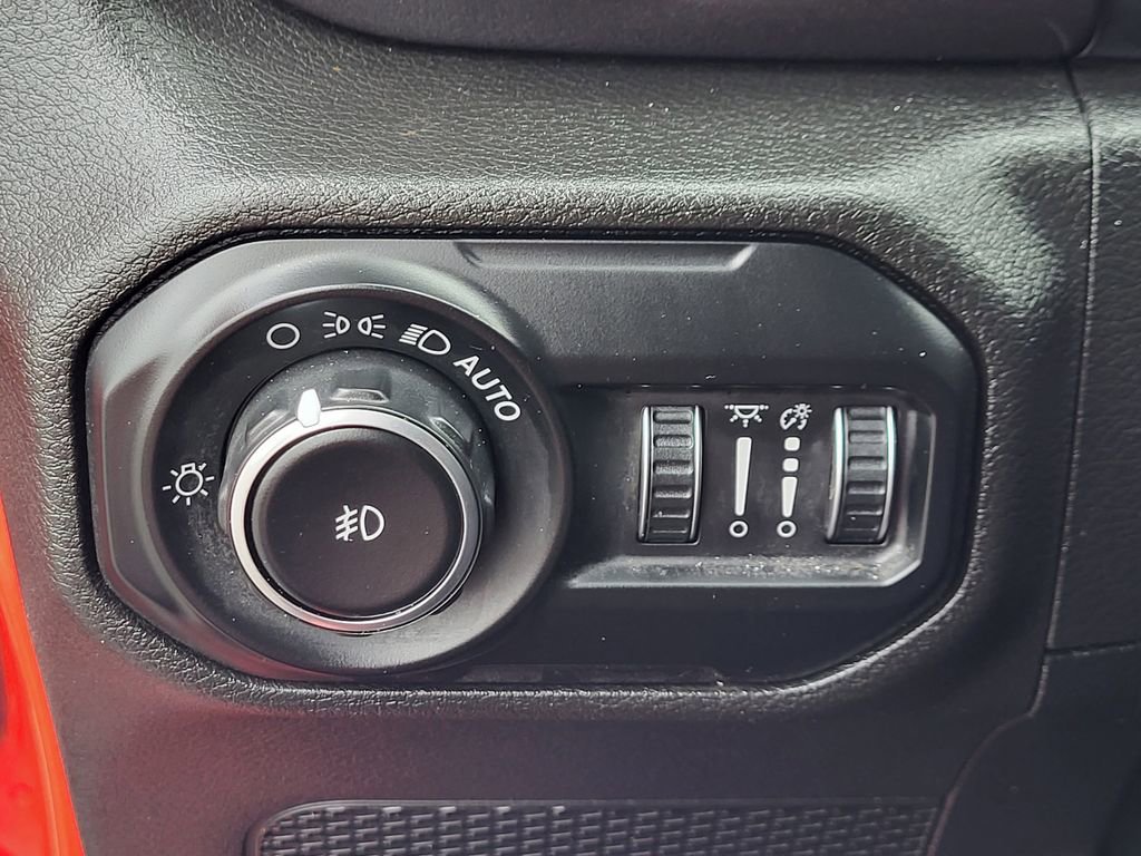 Used 2020 Jeep Wrangler Unlimited Sahara image 13