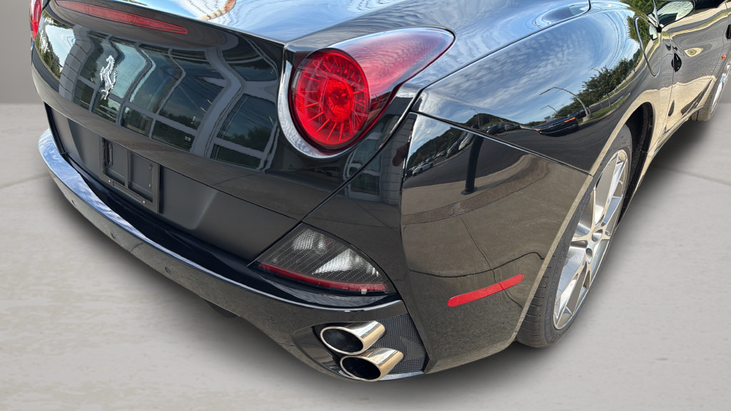 Used 2012 Ferrari California RWD image 19