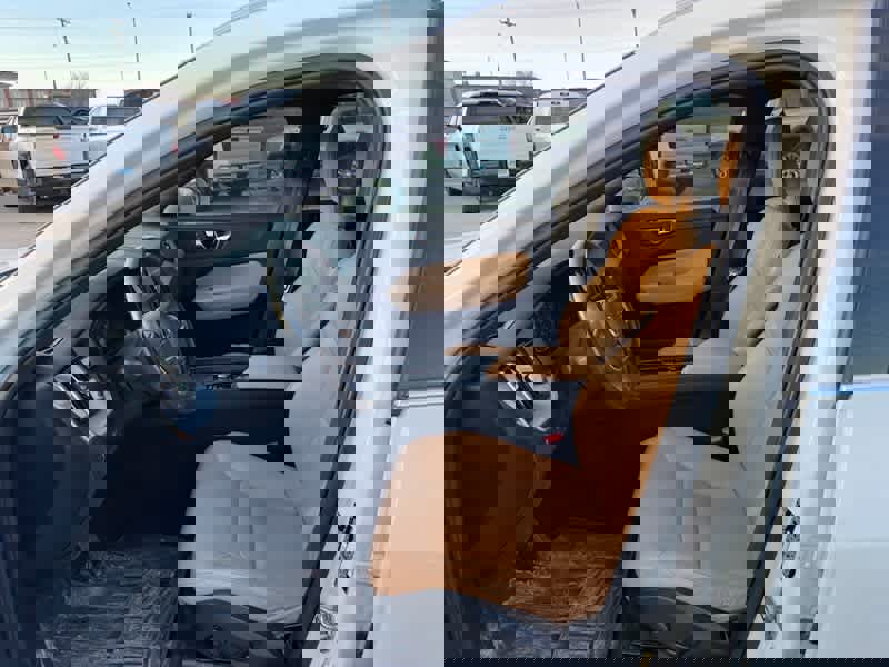 Used 2020 Volvo XC60 T5 Momentum image 5