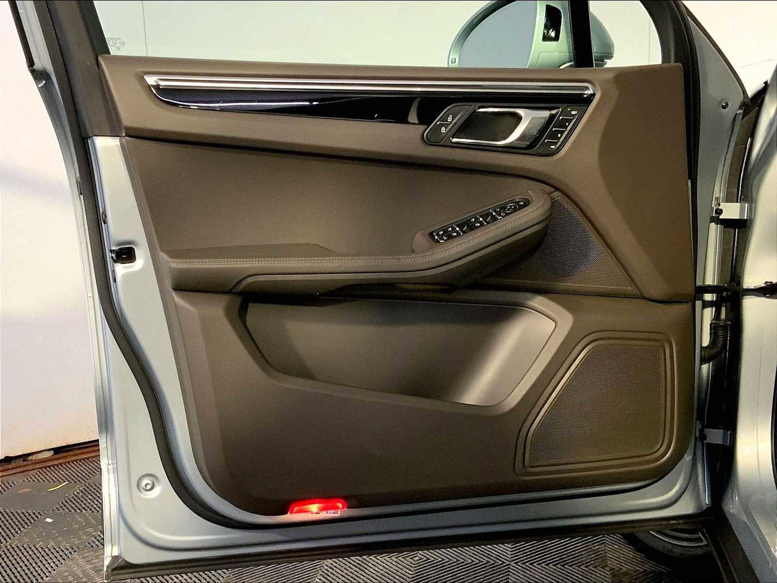 Used 2023 Porsche Macan image 25