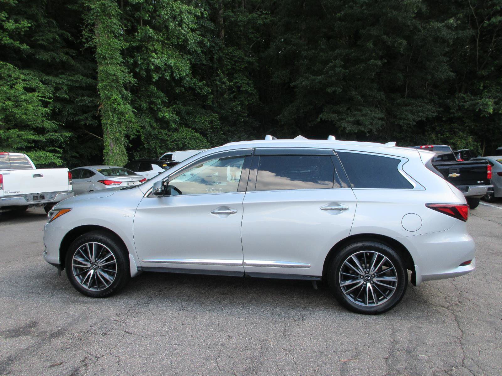 Used 2017 INFINITI QX60 Luxe w/ Deluxe Technology Package AWD/4WD image 8