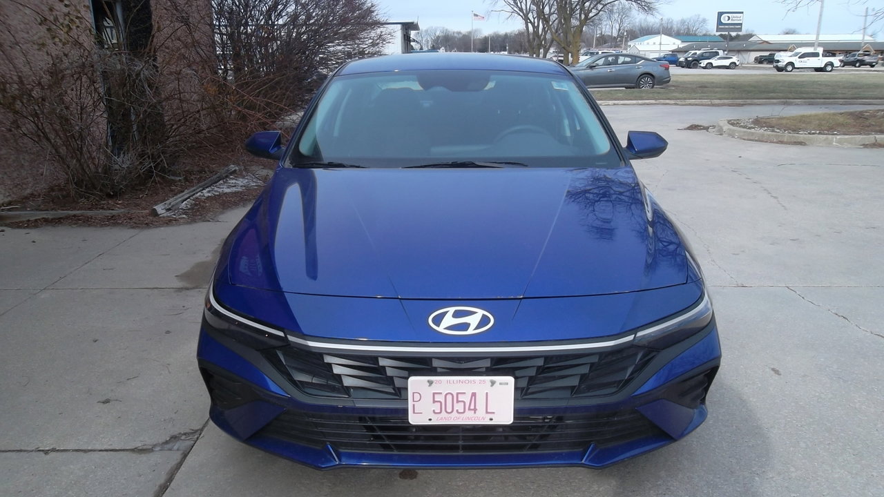Used 2025 Hyundai Elantra Blue image 4