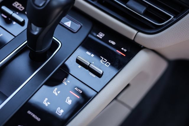 Used 2022 Porsche Macan AWD/4WD image 47