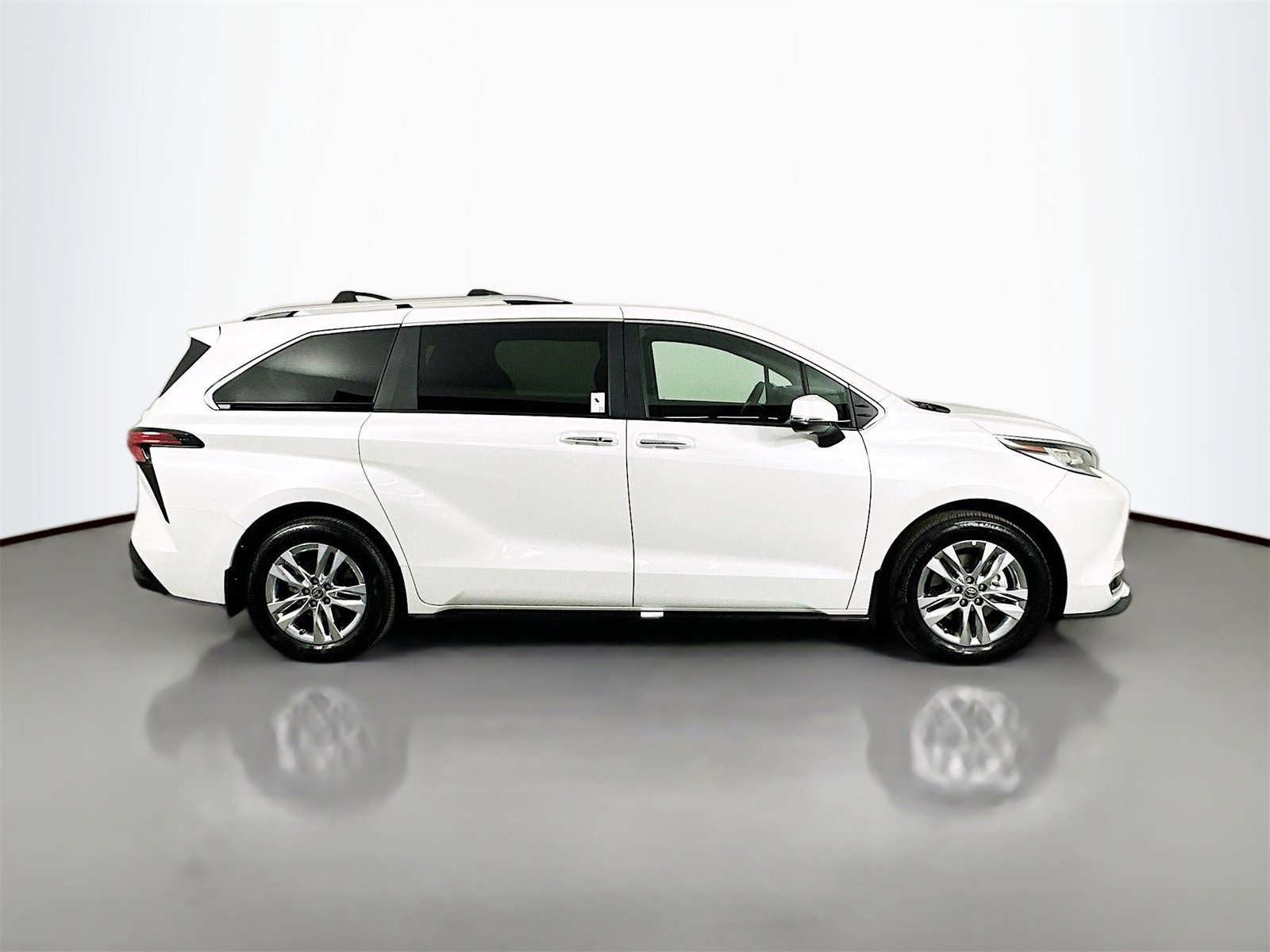 Used 2025 Toyota Sienna Limited image 8