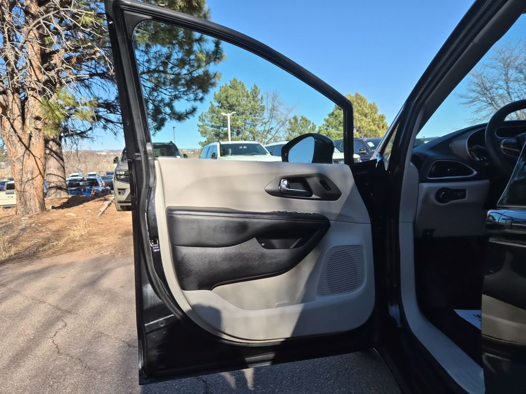 Used 2024 Chrysler Pacifica Select image 9