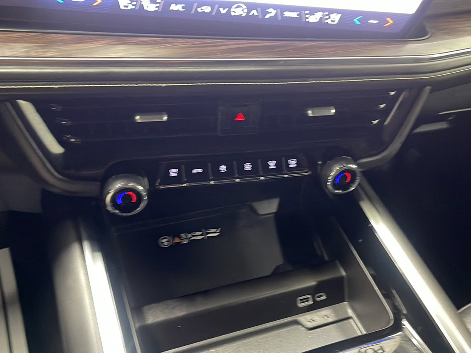 Used 2025 Chevrolet Suburban Premier AWD/4WD image 11