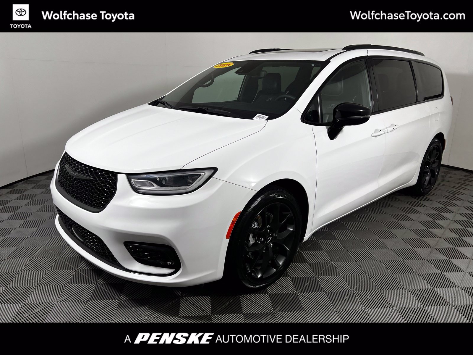 Used 2025 Chrysler Pacifica Limited FWD image 1