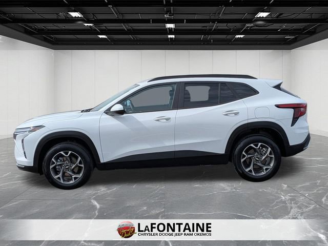 Used 2025 Chevrolet Trax LT w/ LT Convenience Package image 2