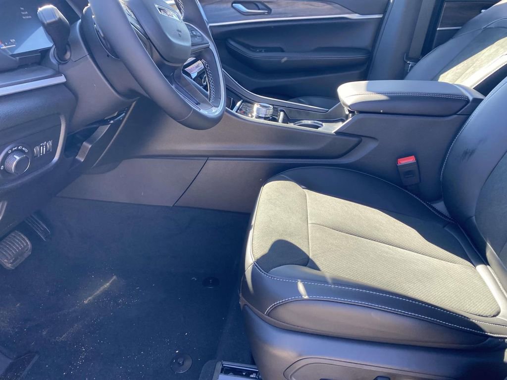 New 2026 Jeep Grand Cherokee Altitude image 11