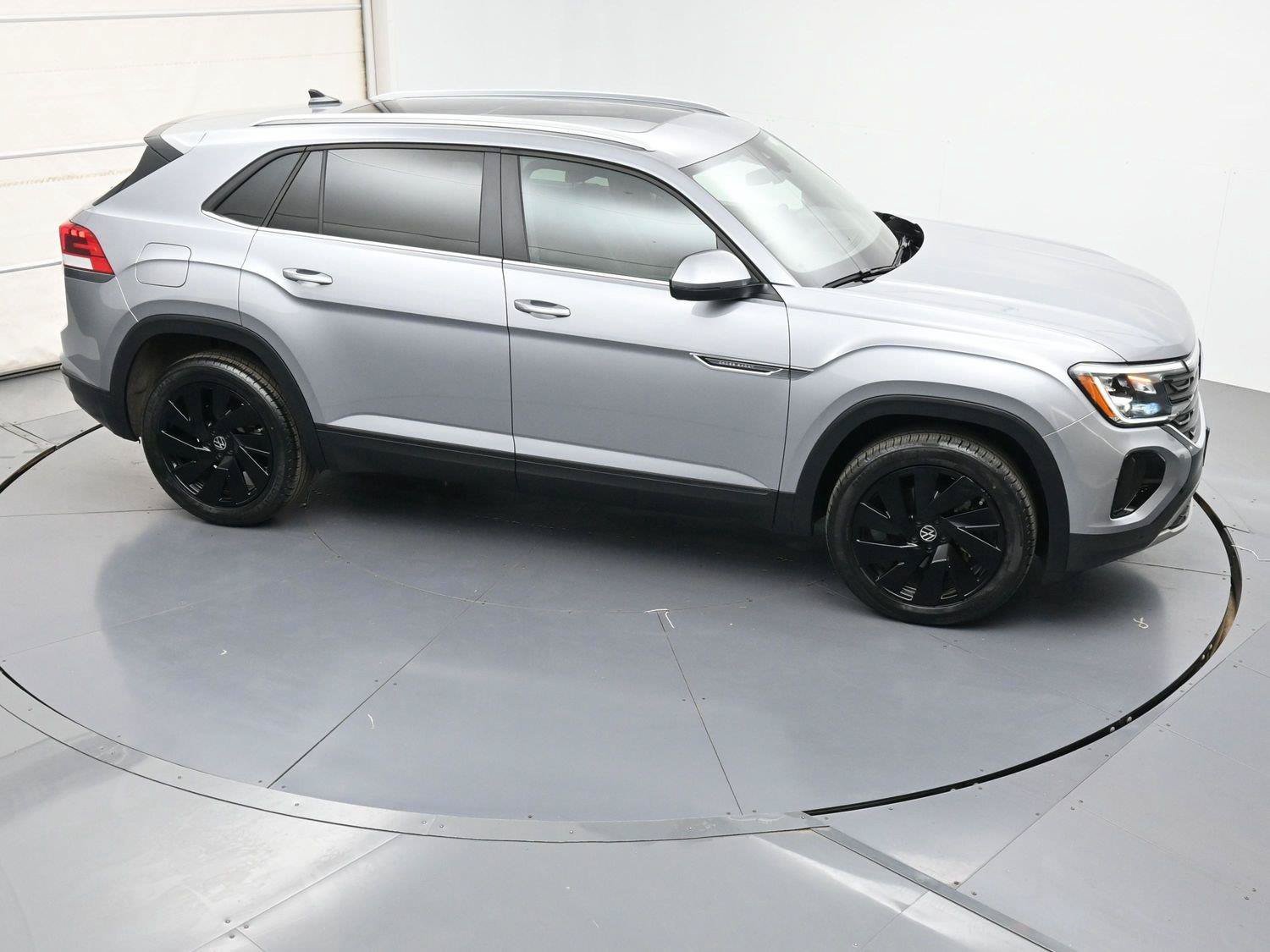 Certified 2024 Volkswagen Atlas Cross Sport SE w/ Panoramic Sunroof Package AWD/4WD image 35