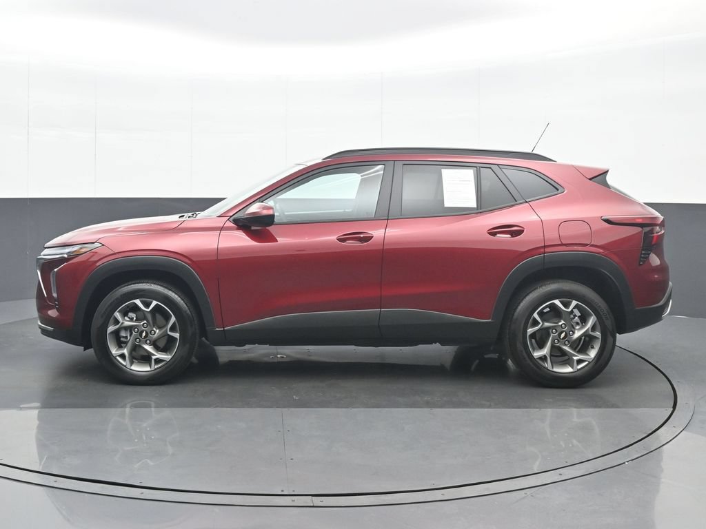 Used 2025 Chevrolet Trax LT w/ LT Convenience Package FWD image 3