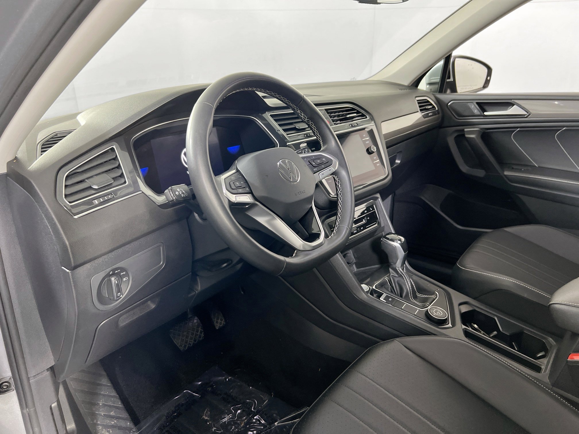 Used 2022 Volkswagen Tiguan SE AWD/4WD image 9