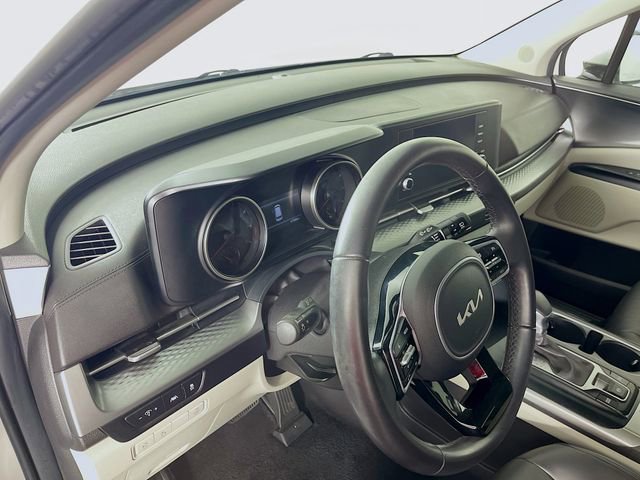 Used 2023 Kia Carnival LX image 10