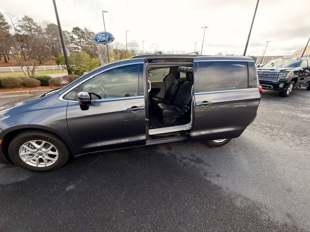 Used 2022 Chrysler Pacifica Touring-L image 10