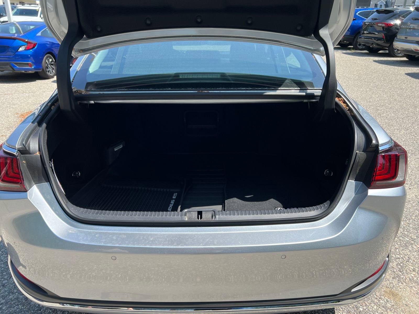 Used 2025 Lexus ES 300h w/ Technology Package image 21