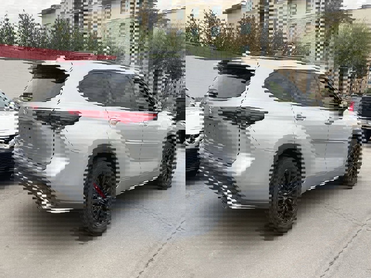 Used 2023 Toyota Highlander XSE image 2