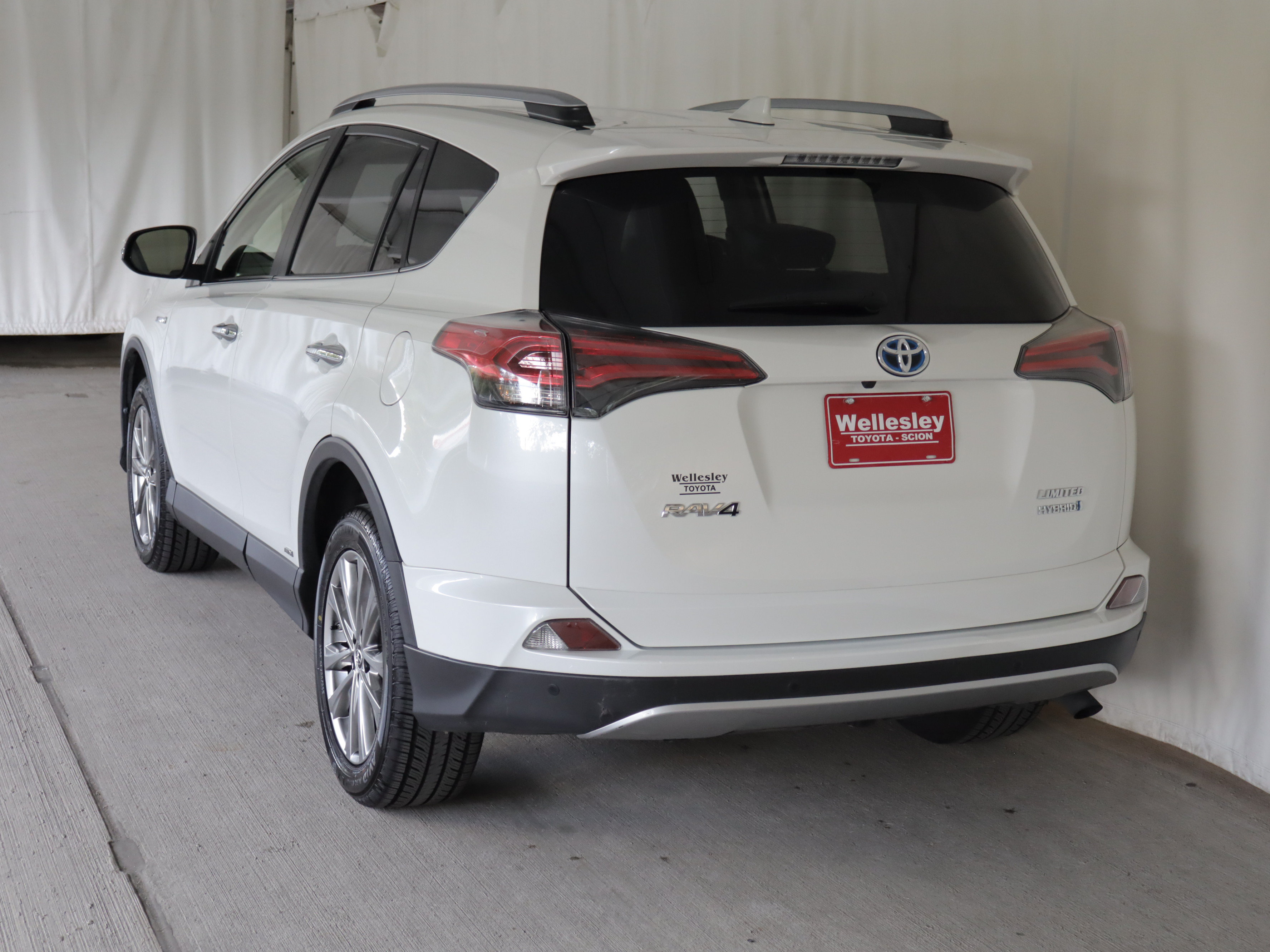 Used 2018 Toyota RAV4 Limited AWD/4WD image 26