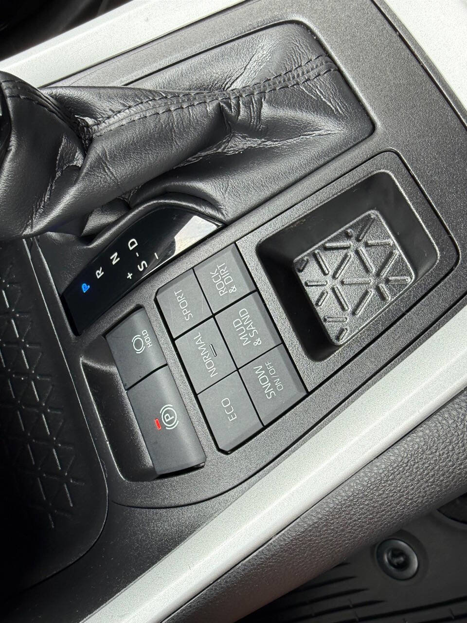 Used 2021 Toyota RAV4 XLE image 18