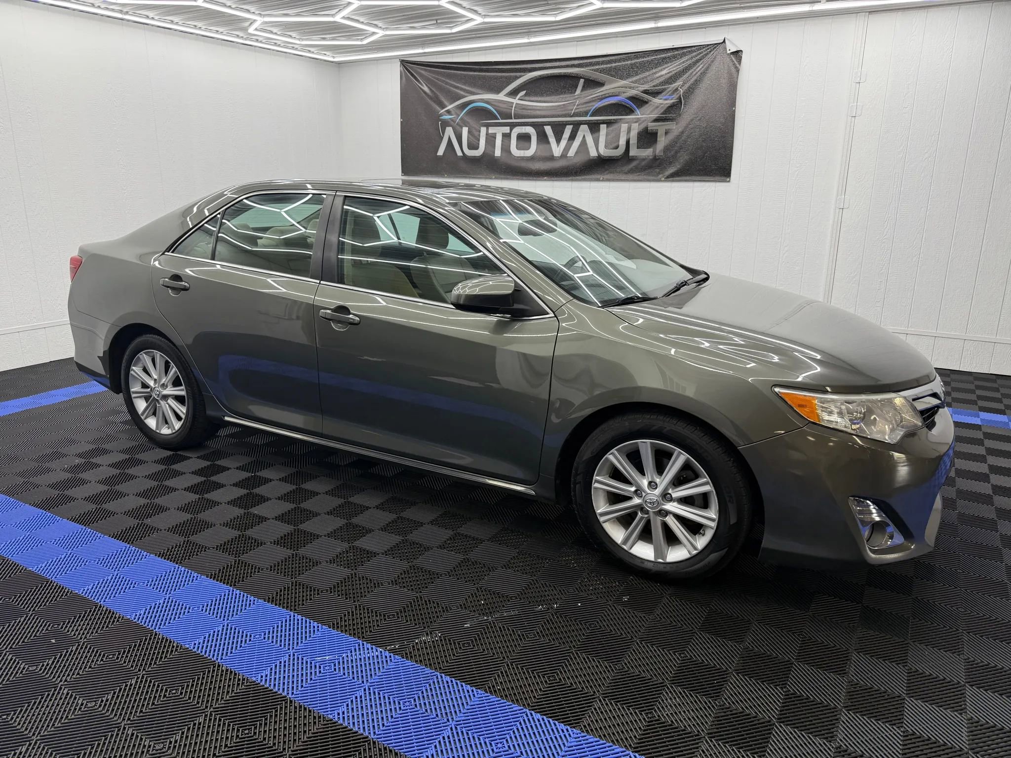 Used 2013 Toyota Camry XLE image 2