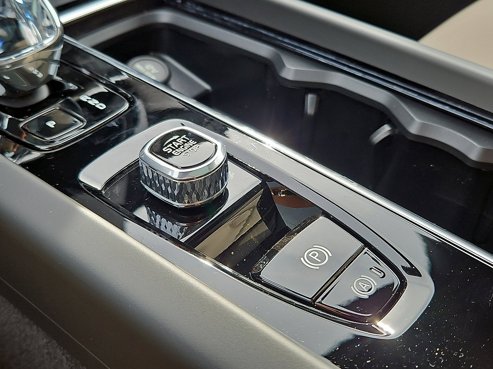 New 2026 Volvo XC60 B5 Plus w/ Protection Package Premier image 19