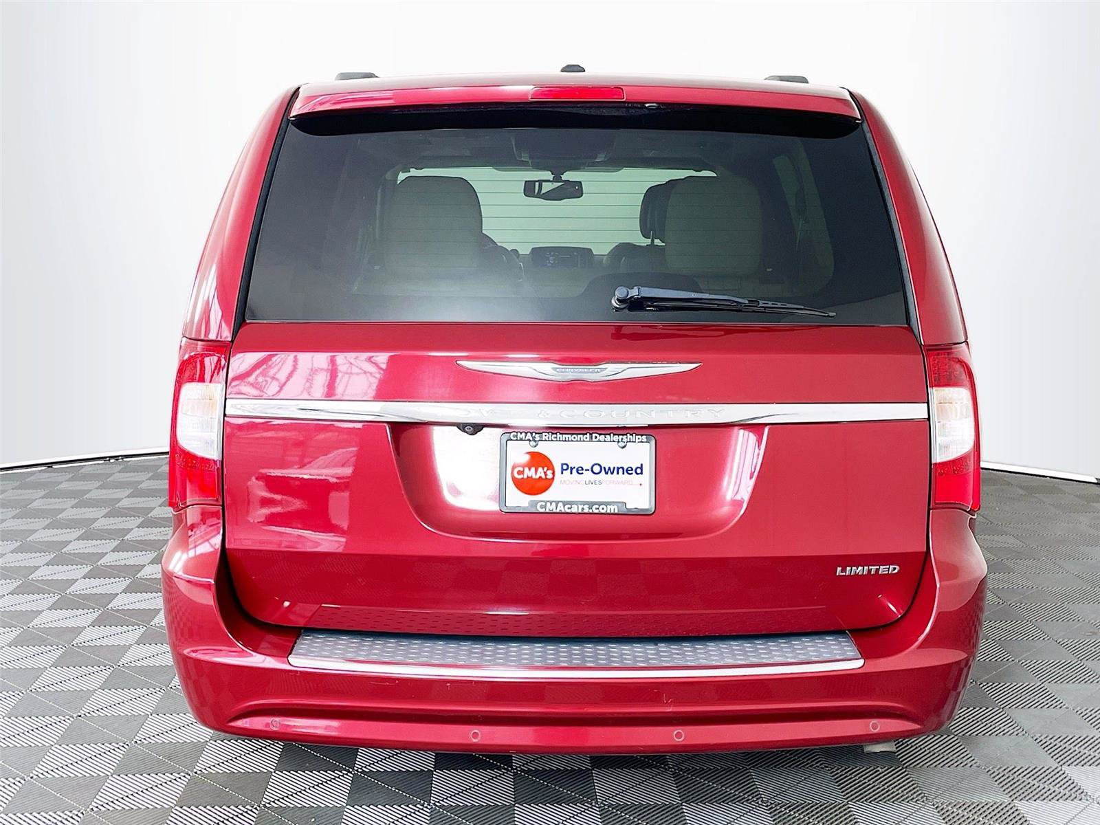 Used 2014 Chrysler Town & Country Limited w/ Luxury Group FWD image 7