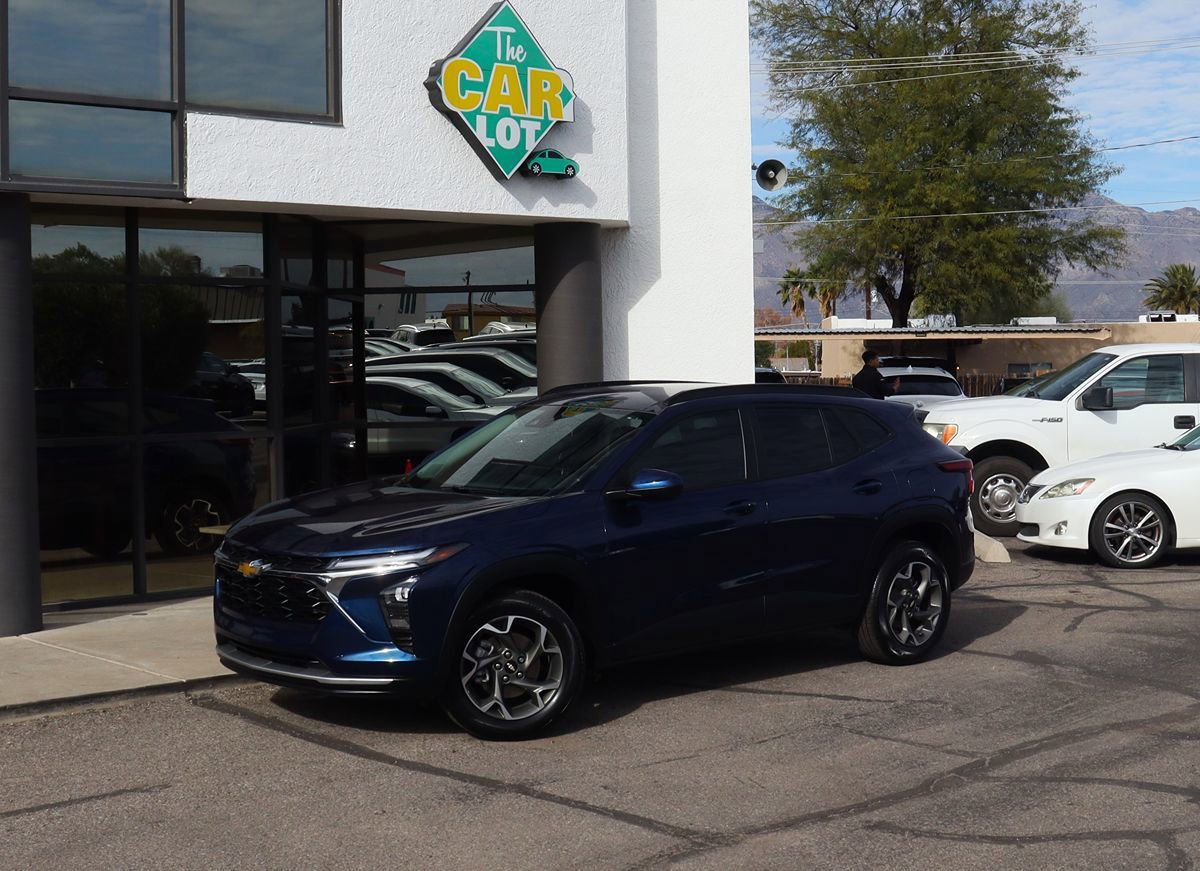 Used 2024 Chevrolet Trax LT w/ Driver Confidence Package FWD image 3