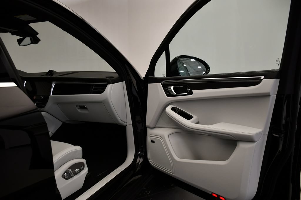 Certified 2026 Porsche Macan Turbo AWD/4WD image 49