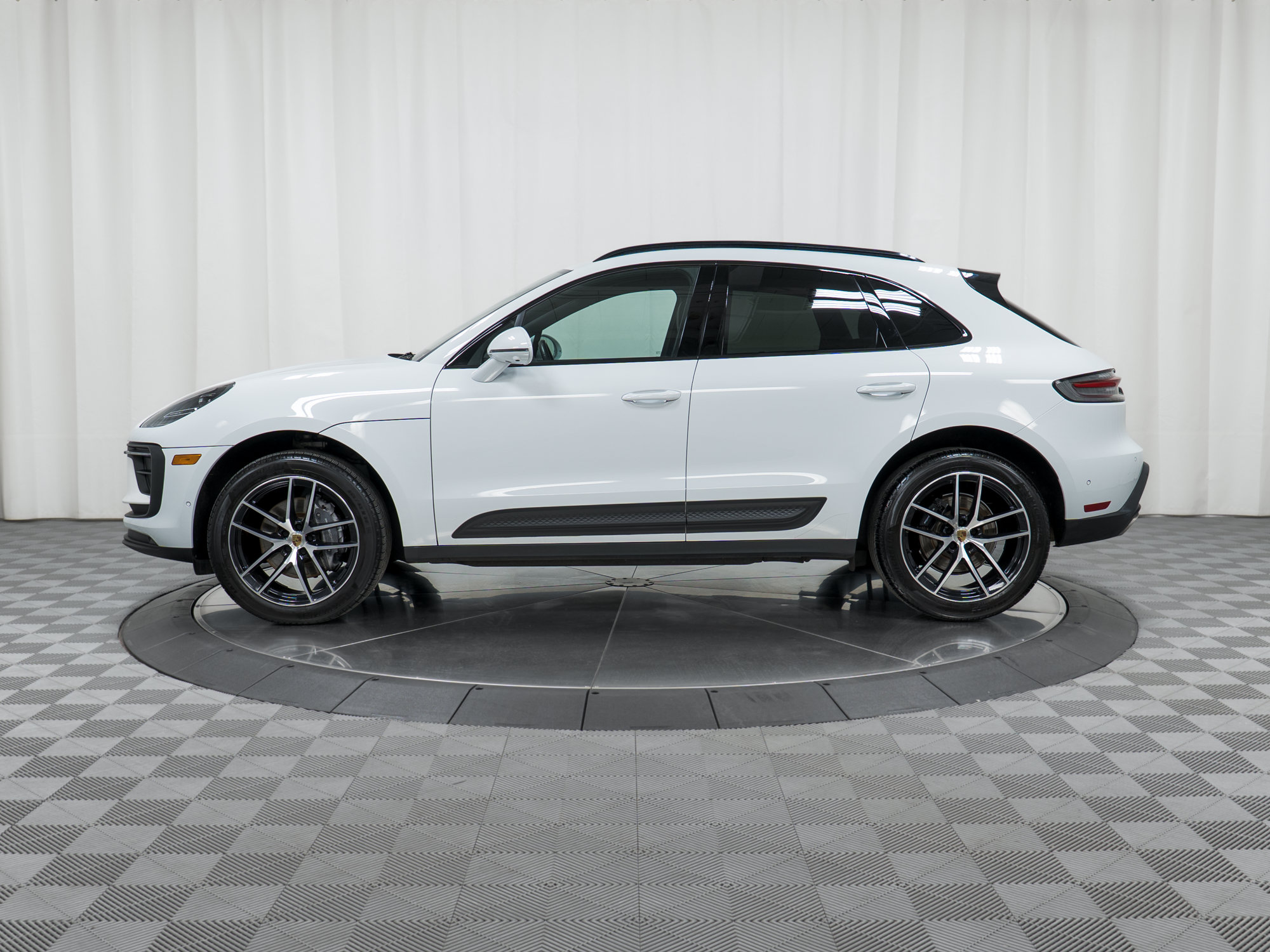 Certified 2023 Porsche Macan AWD/4WD image 2