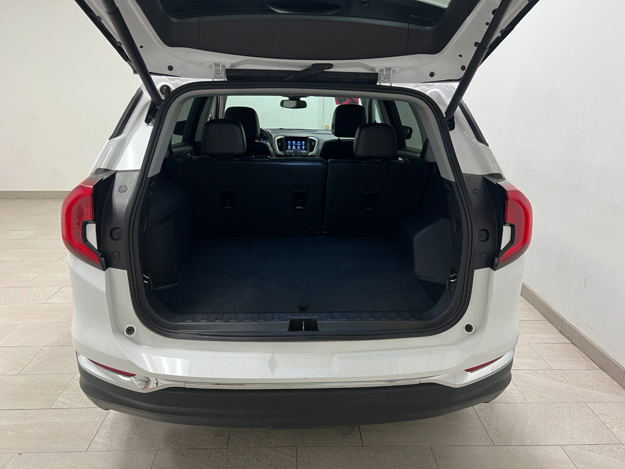 Used 2024 GMC Terrain SLT image 19