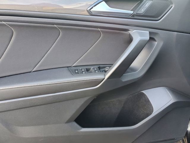Used 2022 Volkswagen Tiguan SE w/ Panoramic Sunroof Package image 17